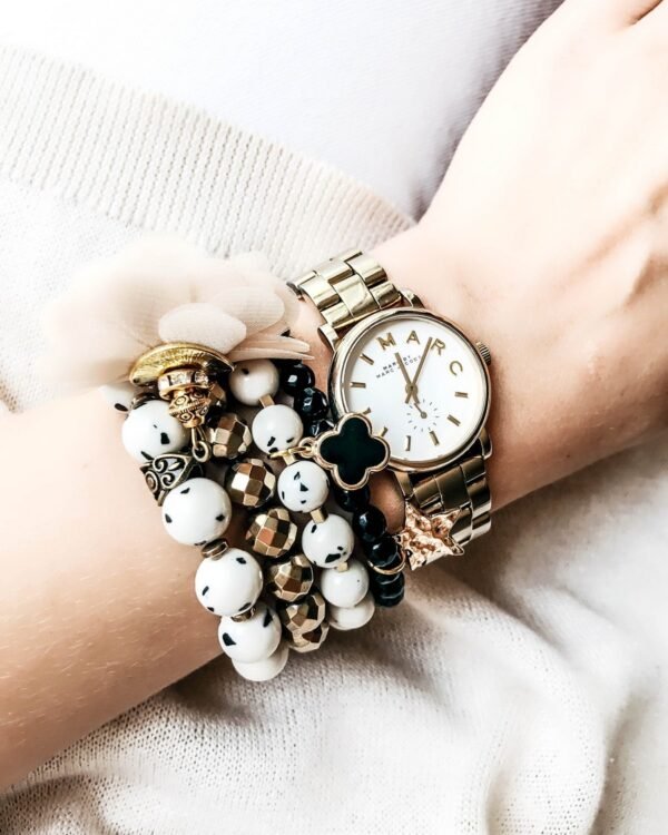 Apyrankė iš natūralių akmenėlių