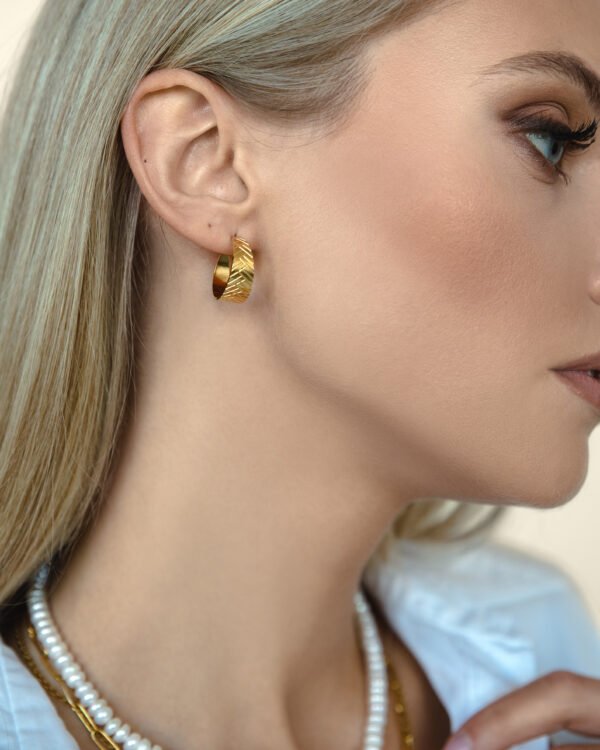 Aukso spalvos auskarai moterims su eglutės motvu.