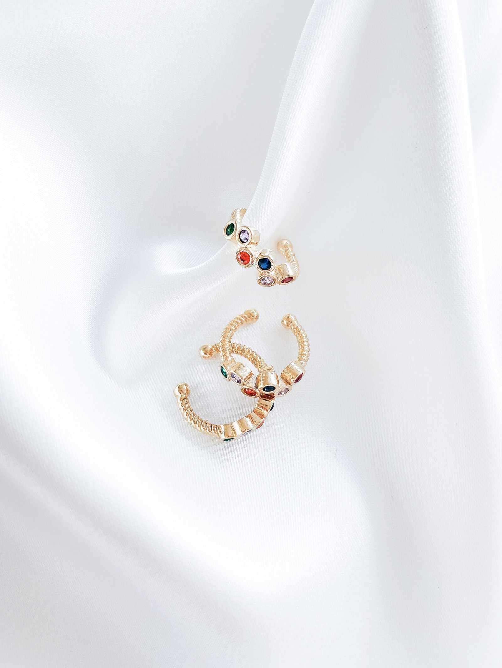 Ear cuff su spalvotais cirkoniais