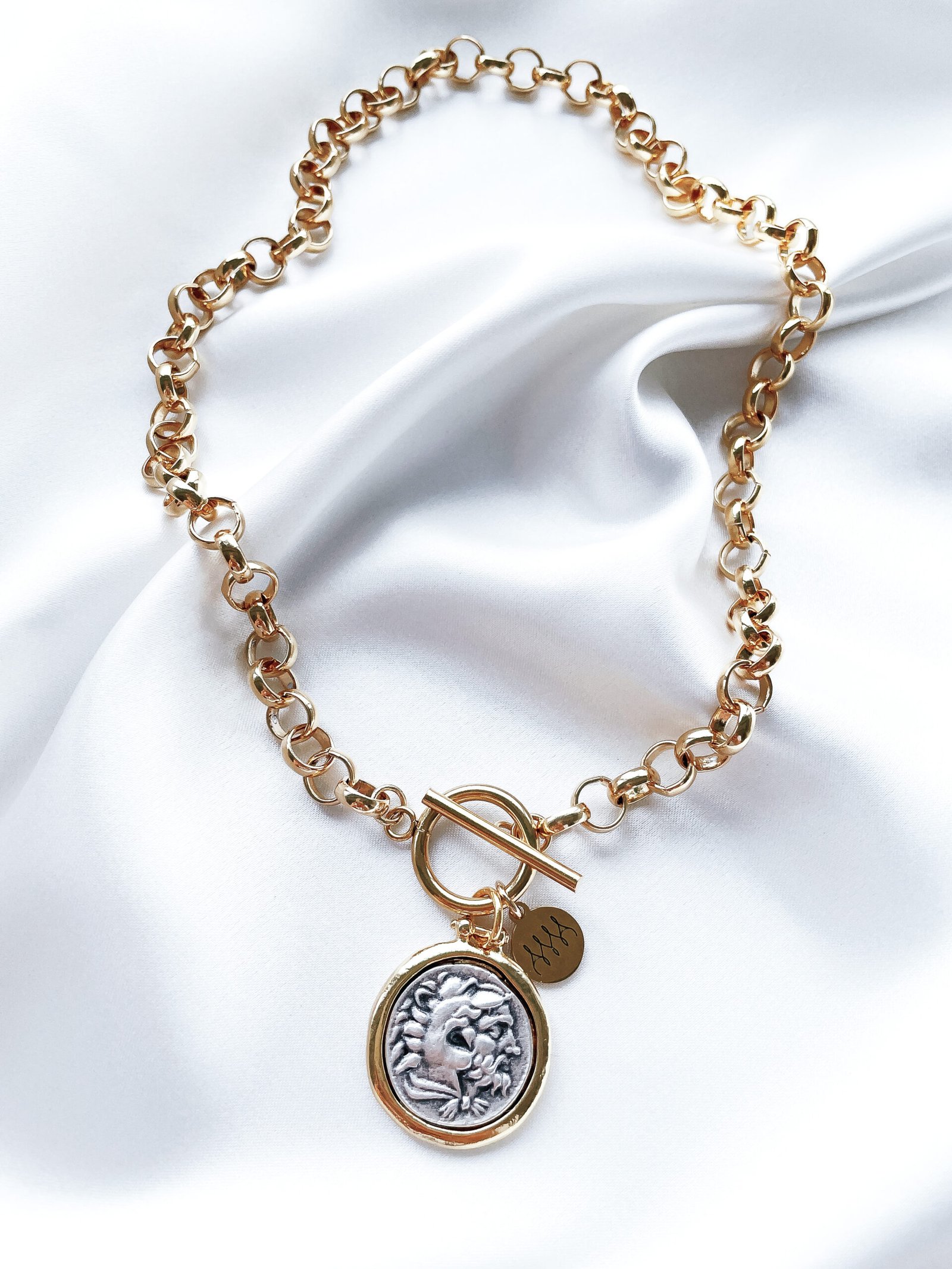 Grandinelė su medalionu