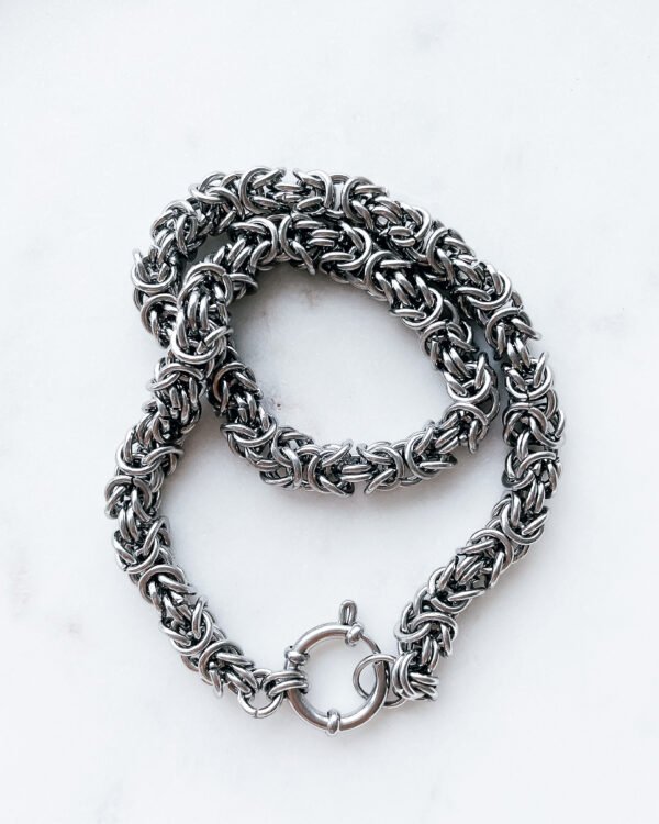 Išskirtinio pynimo rašto grandinėlė moterims.