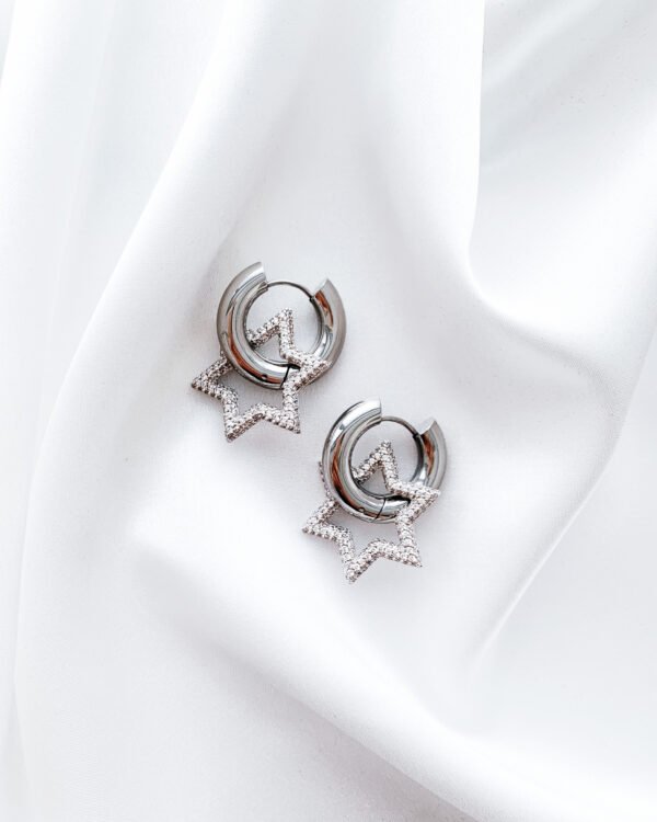 Hoops auskarai moterims su žvaigždutėmus.