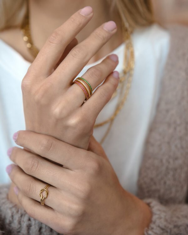 moteriski-ziedai-3 Minimalistinis žiedas moterims su rožinėmis cirkonio akuitėmis.