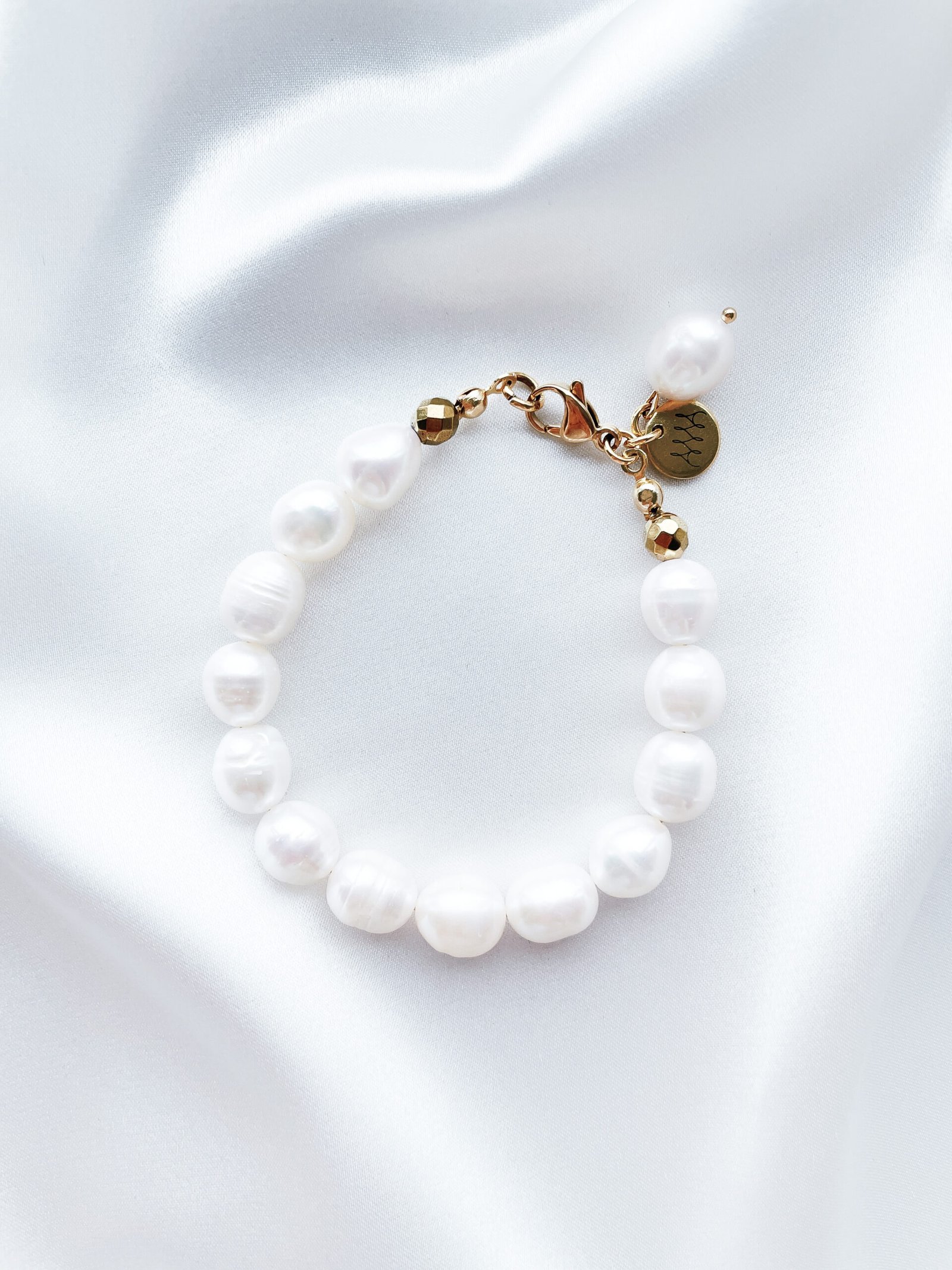 Upinių perlų apyrankė