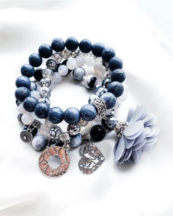 Apyrankė iš natūralių akmenėlių