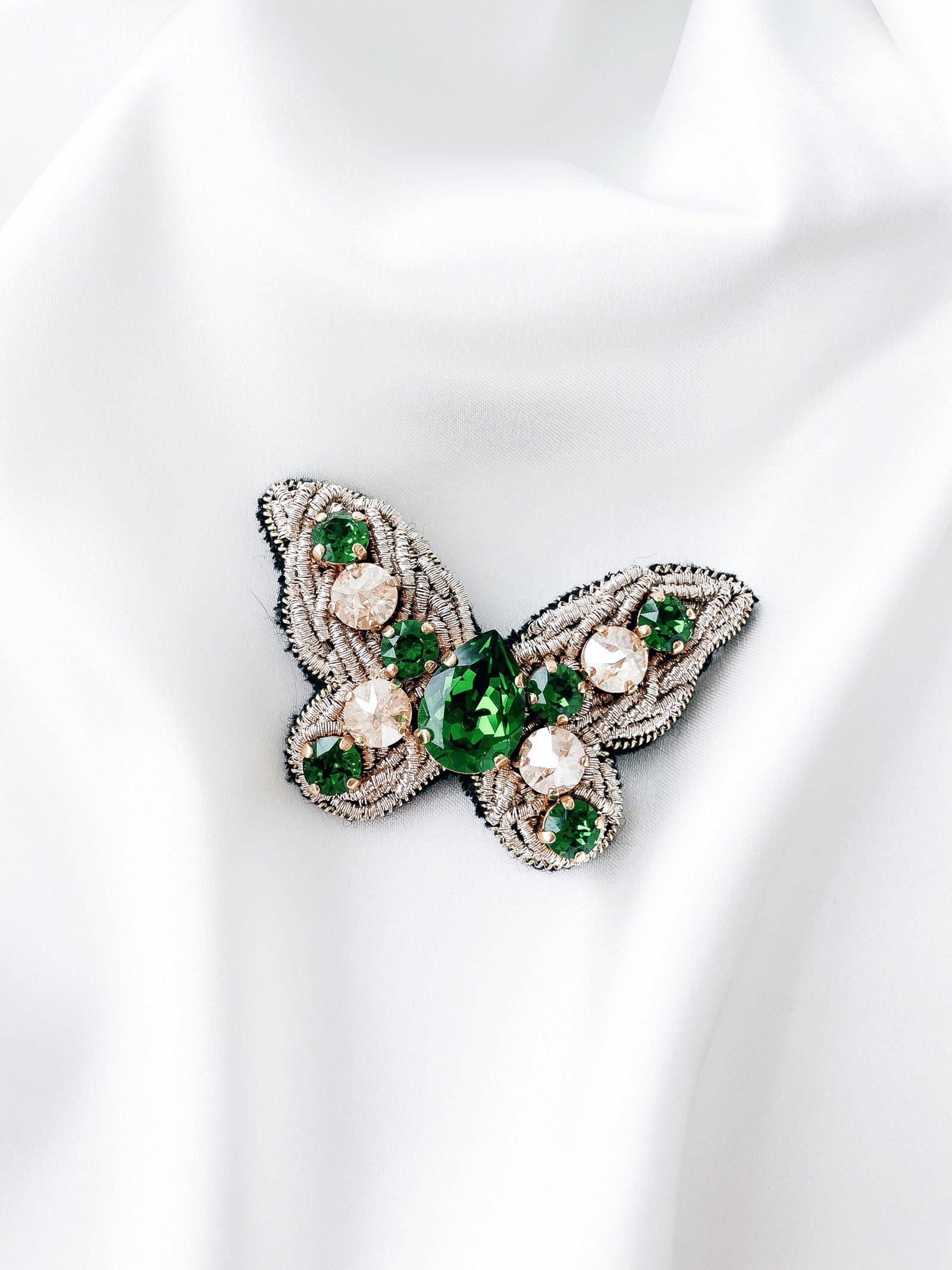 Žalios spalvos drugelio formos sagė