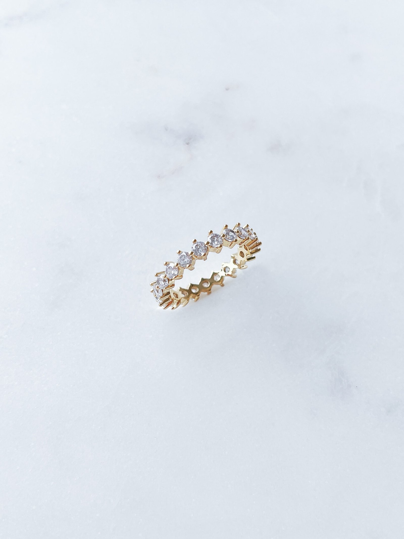 Žiedas su baltais cirkoniais