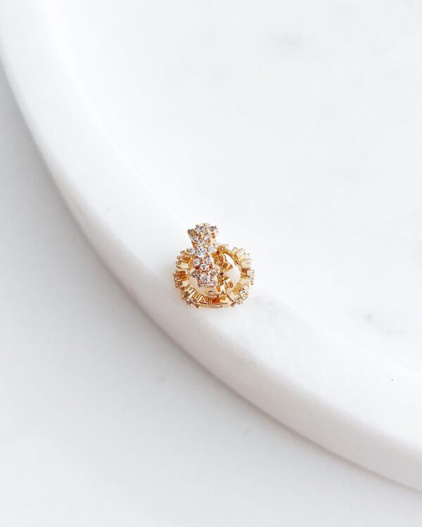 Mažyčiai hoops auskariukais su gėlytėmis