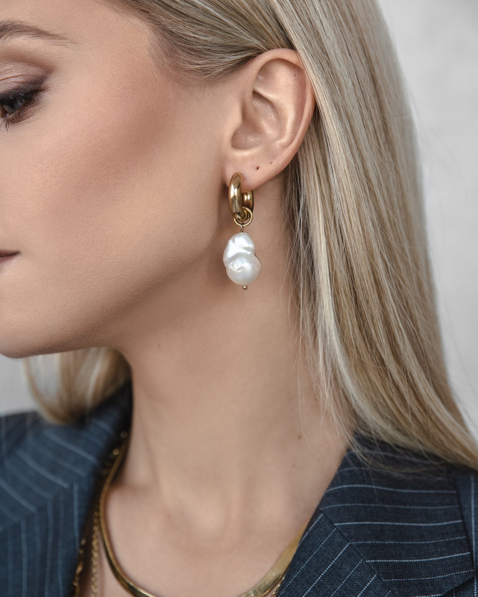 Hoops auskarai su barokiniais perlais