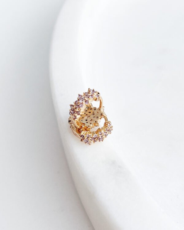 Mažyčiai hoops auskariukais su gėlytėmis