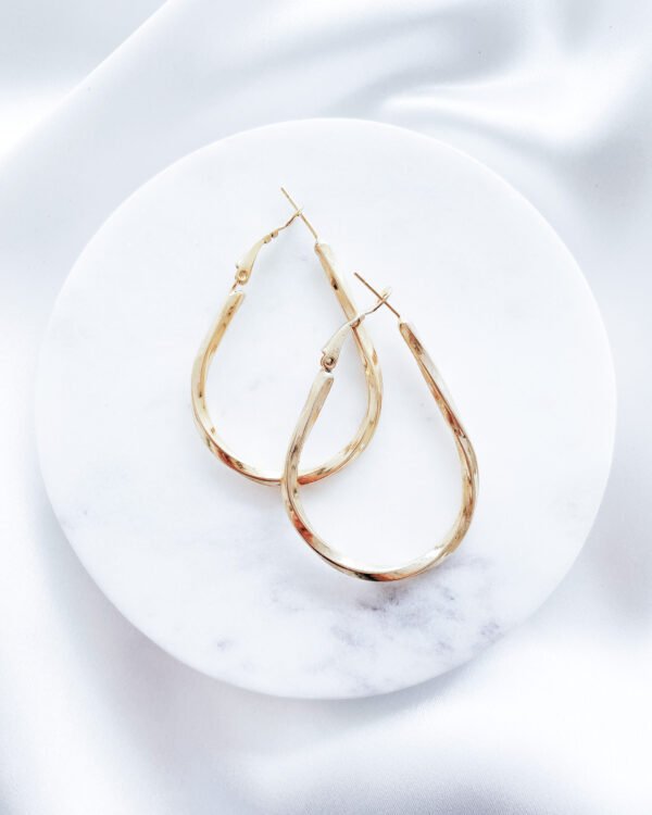 Laužyto metalo tekstūros hoops auskarai