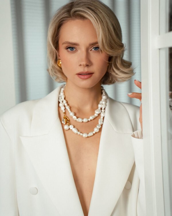 Ilgas perlų vėrinys moterims.