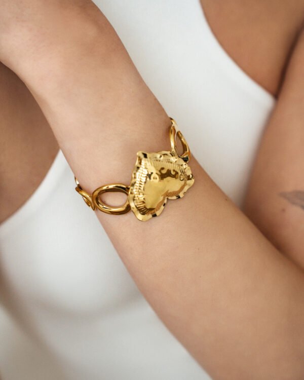 Masyvi apyrankė su laužytos tekstūros širdele