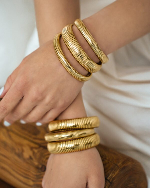 Aukso spalvos tubogas tipo apyrankės.