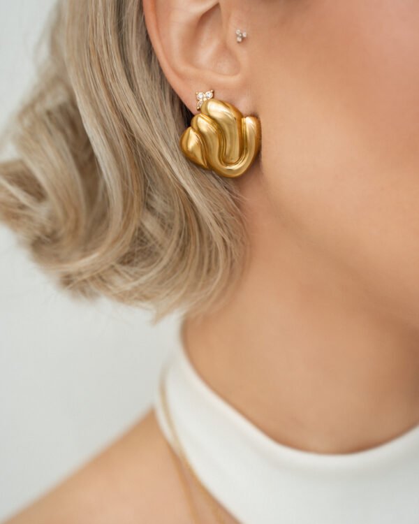 Kvadrato formos auskarai, dekoruoti bangelėmis.