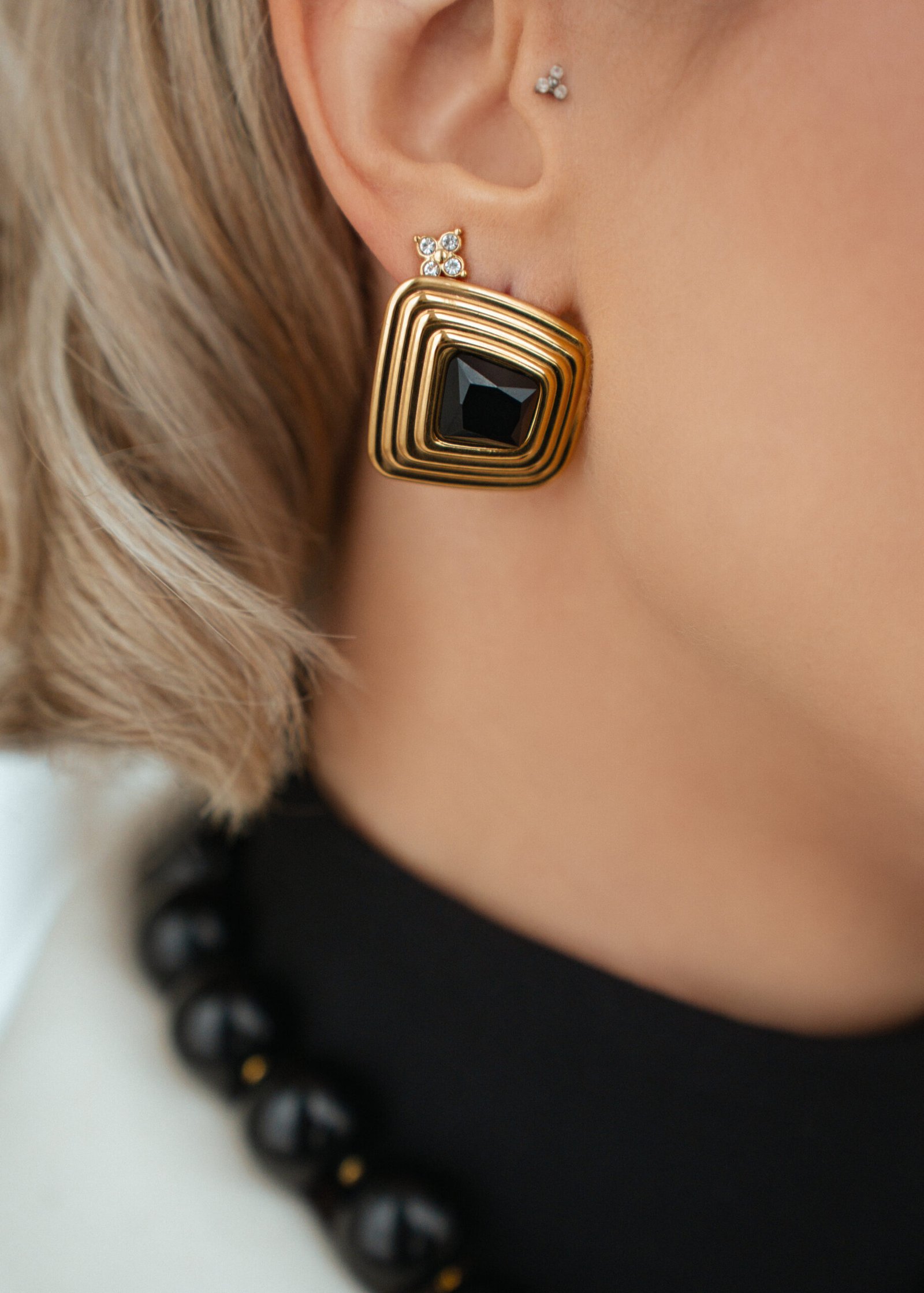 Netaisyklingos kvardato formos auskarai su cirkonio akute.