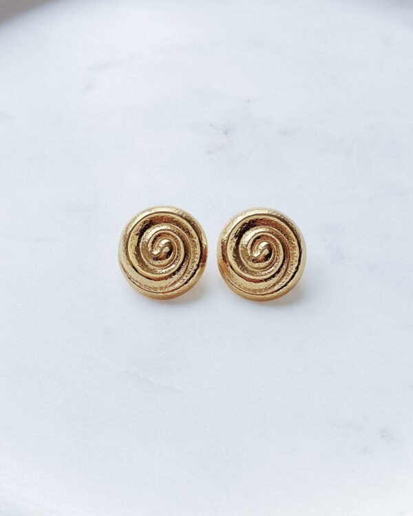 Apvalūs aukso spalvos auskarai moterims.