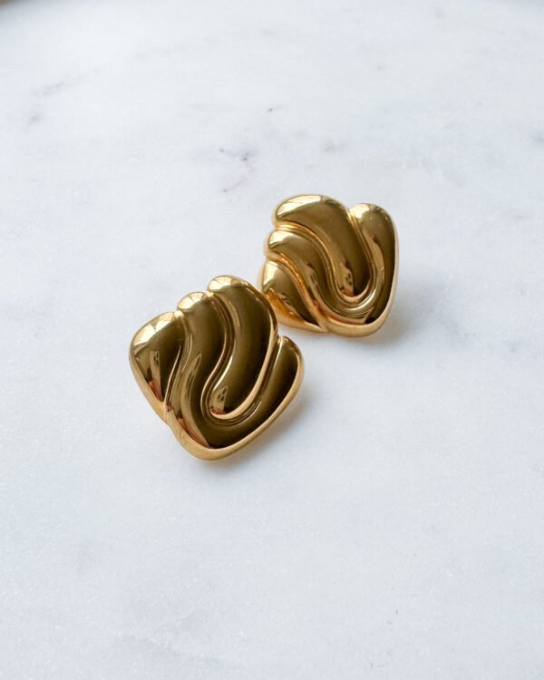 Išskirtiniai auskarai moterims. Aukso spalvos.