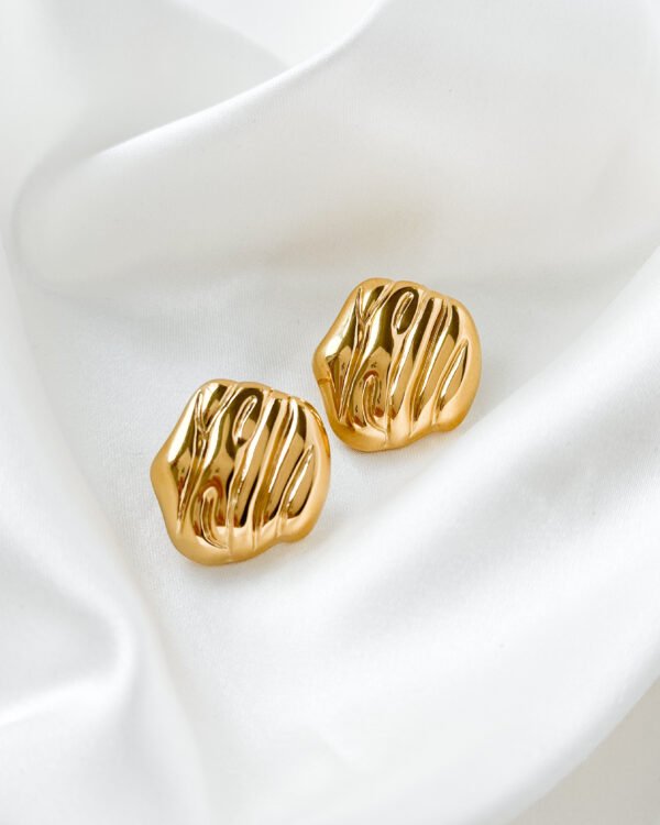 Nerūdijančio plieno auskarai moterims su banguota tekstūra.