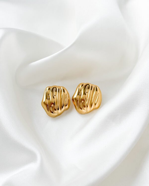 Banguotos tekstūros auskarai moterims.