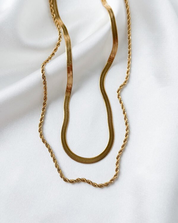 Aukso spalvos dviguba grandinėlė iš nerūdijančio plieno.