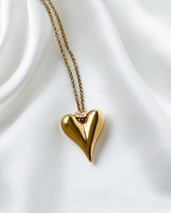 Aukso spalvos grandinėlė moterims su širdelės pakabuku.