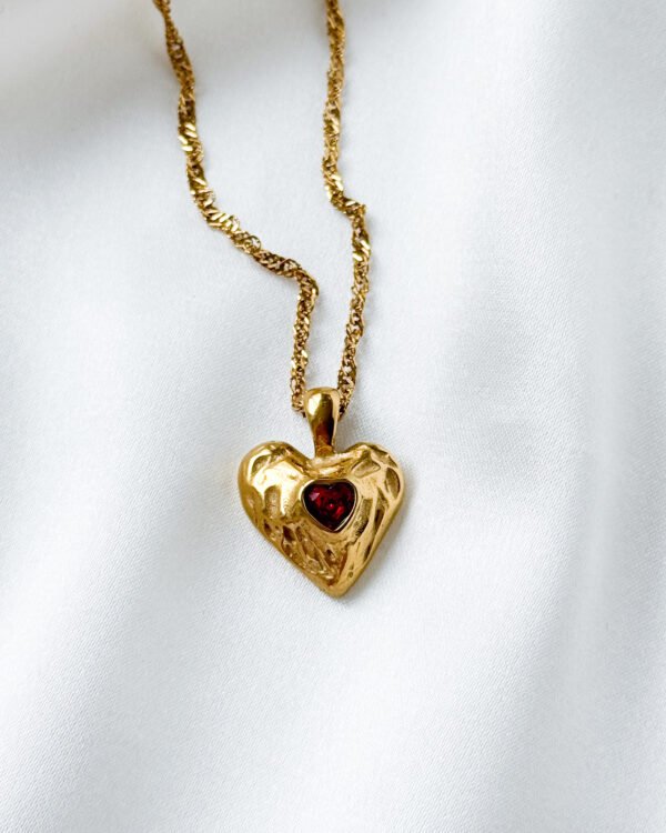 Grandinėlė su širdelės pakabuku.