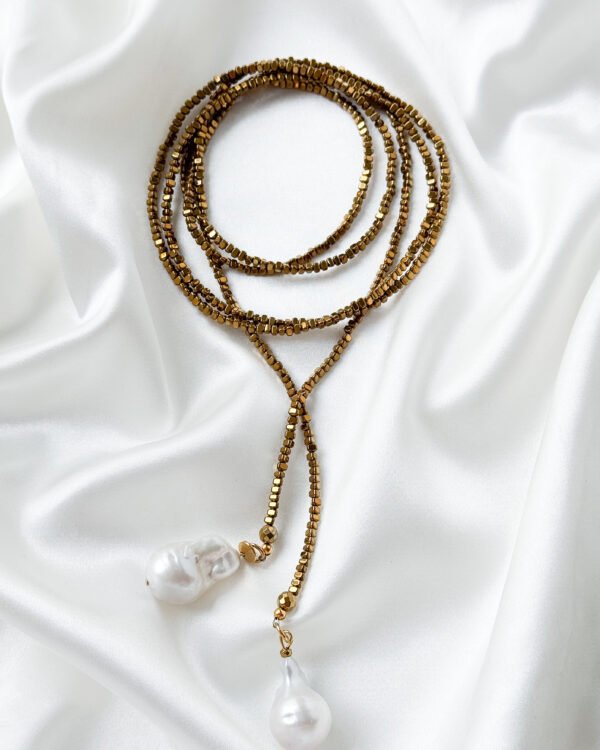 Aukso spalvos vėrinys su barokiniais perlais.