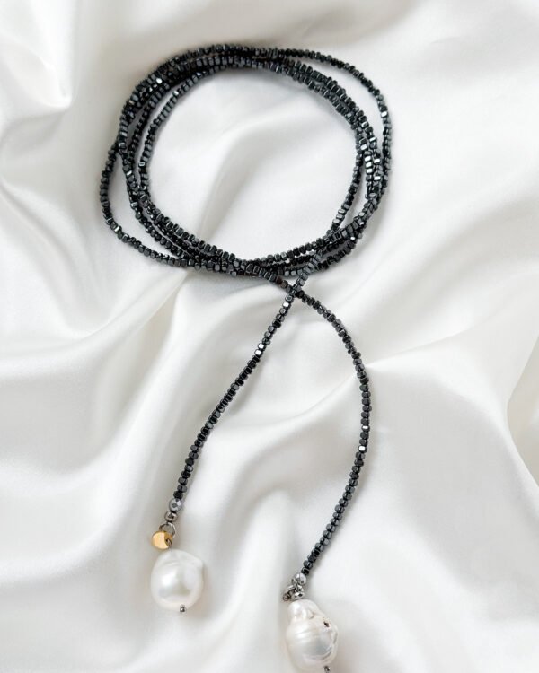 Ilgas vėrinys moterims su barokiniais perlais.