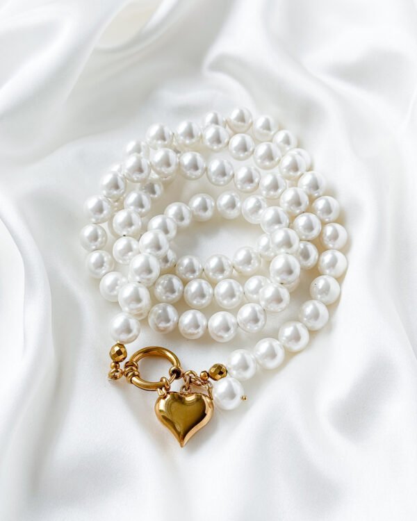 Gėlavandenių perlų masės vėrinys su širdelės pakabuku.