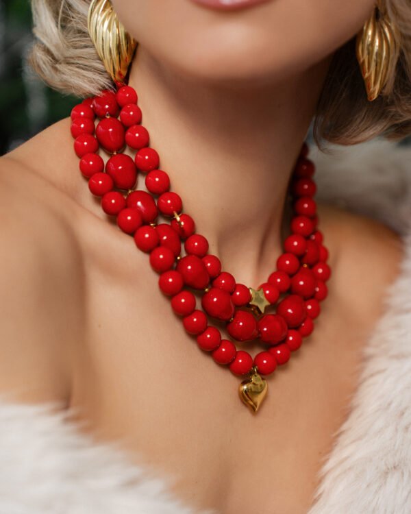 Kaklo papuošalas su žvaigždute.