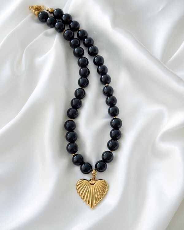 Juodos spalvos onikso vėrinys moterims.