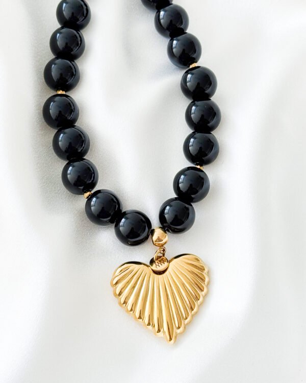 Juodos spalvos vėrinys moterims su širdelės pakabuku.