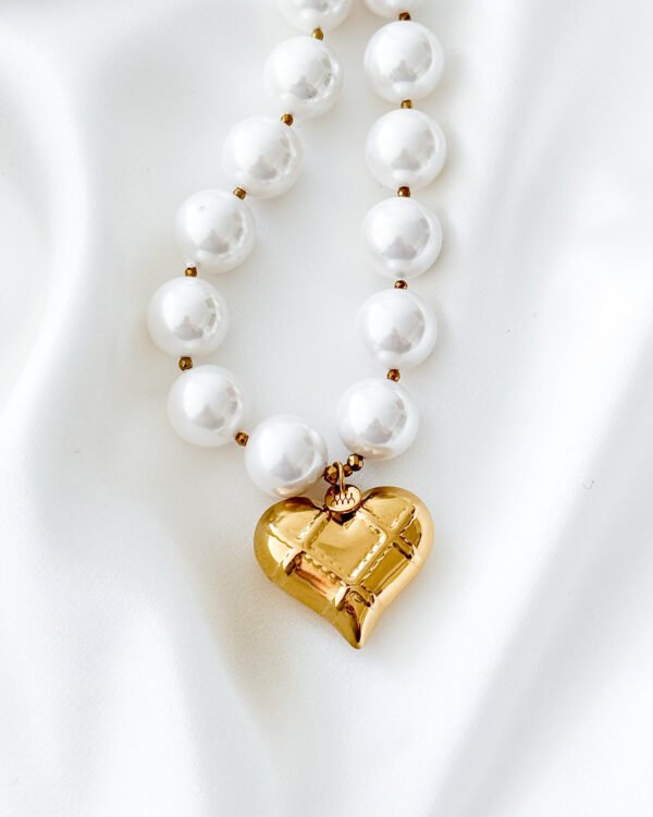 Perlų vėrinys moterims su širdelės pakabuku.