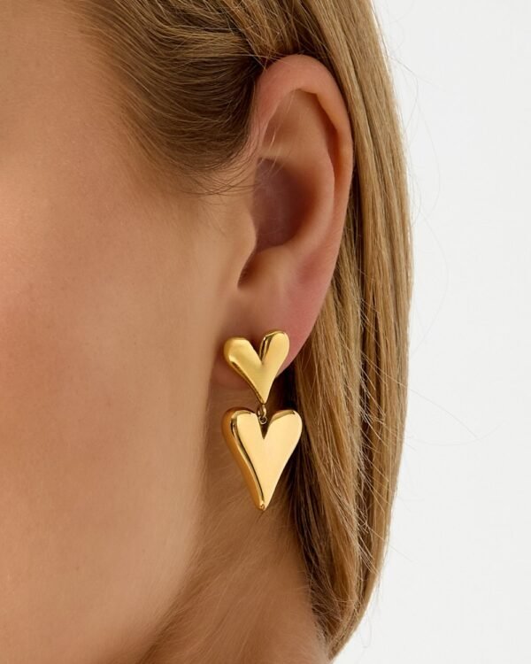 Aukso spalvos širdelės formos auskarai.