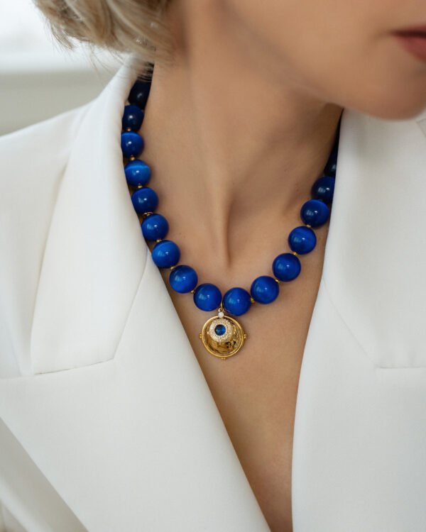 Mėlynos spalvos karoliai moterims.