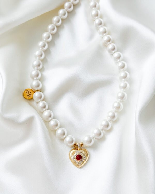 Perlų vėrinys moterims su širdelės medalionu.