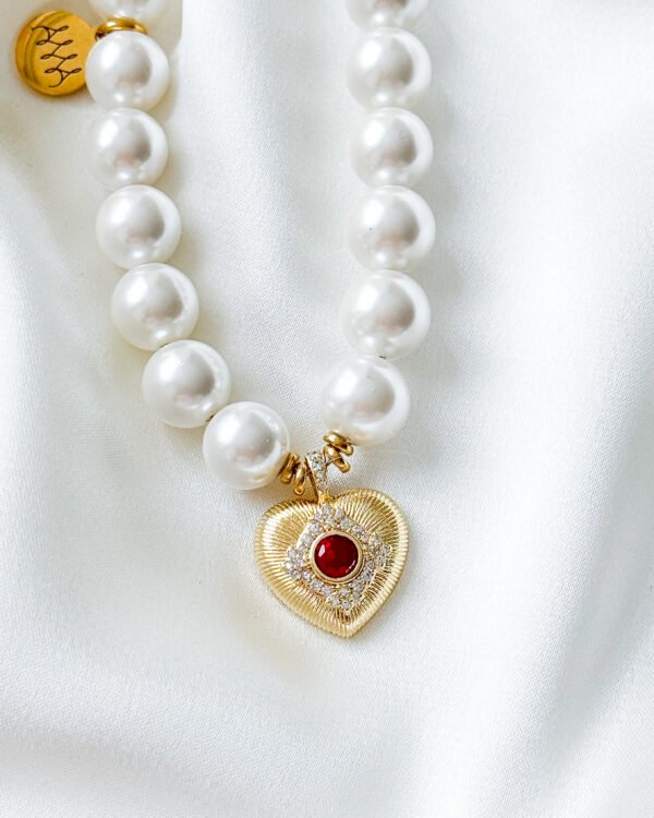 Vėrinys su širdelės pakabuku.