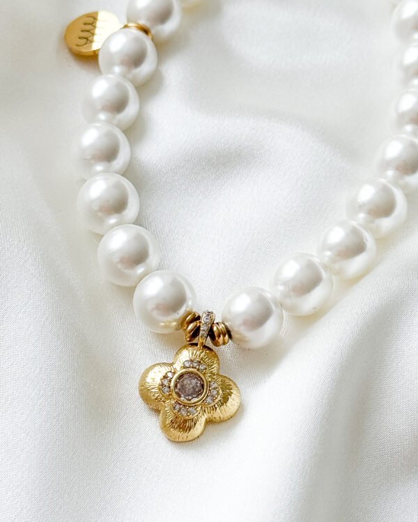 Perlų vėrinys su gėlytės pakabuku su cirkonio akutėmis.