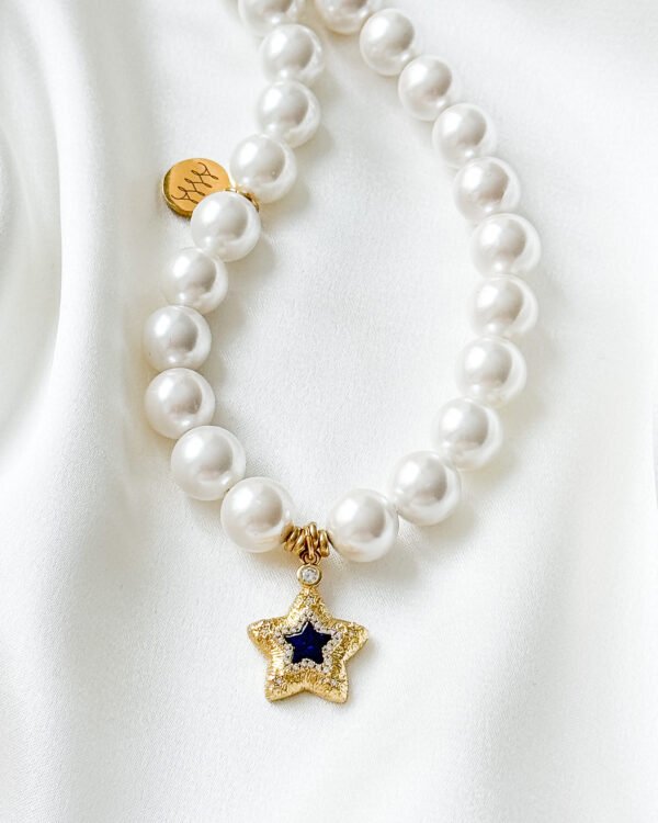 Perlų vėrinys su žvaigždutės pakabuku.